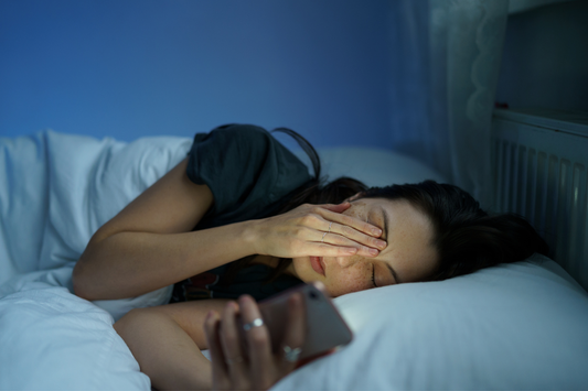Infographic of key sleep deprivation statistics including share of U.S. adults with insufficient sleep and related health risks.